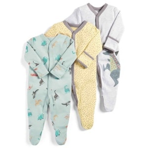 Pyjamasdräkt i tre delar med dinosauriemönster för baby med vit bakgrund