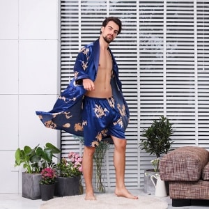 Tvådelad kimonopyjamas i satin med draktryck som bärs av en fashionabel man