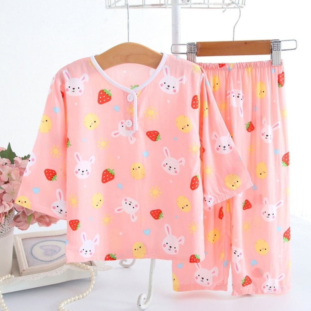 Tvådelad pyjamas i bomull med jordgubbs- och kanindesign för rosa barn på ett bälte i ett hus