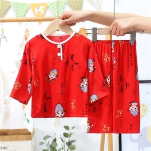Röd tvådelad pyjamas med halvlånga ärmar för barn med mönster på ett bälte