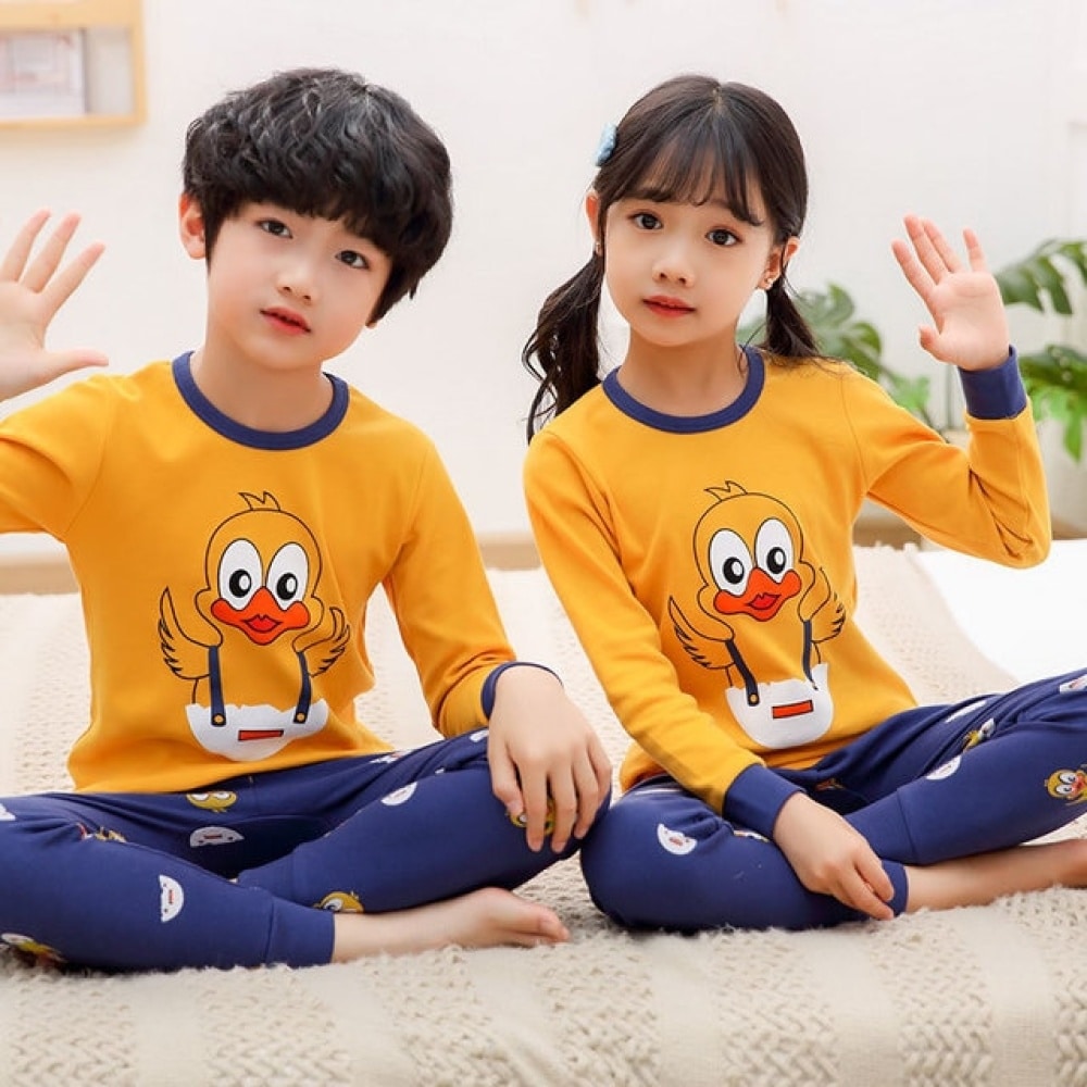 Vårpyjamas med gul tröja och blå byxor för barn med två barn som bär pyjamasen