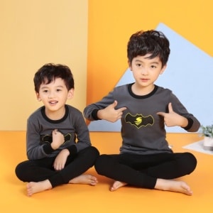 Svart Batman-pyjamas för pojkar med två pojkar i pyjamasen