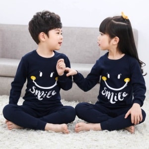 Tvådelad vårpyjamas med Smile-mönster för barn mörkblå med två barn som bär pyjamasen