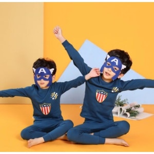Vårblå tvådelad pyjamas för pojkar med två små pojkar i pyjamas med superhjälte-mask