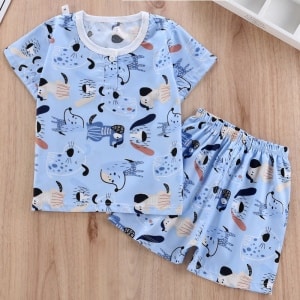Tvådelad sommarpyjamas för små barn i blått med söta mönster och en träbakgrund