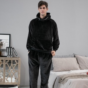 Svart pyjamas för män med huva, bärs av en lång och ung man