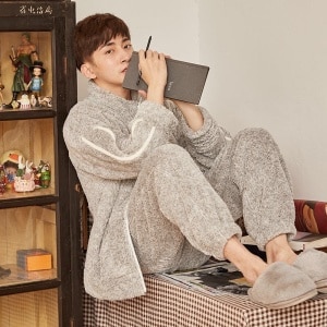 Varmt pyjamasset för män i grått med en man i pyjamas