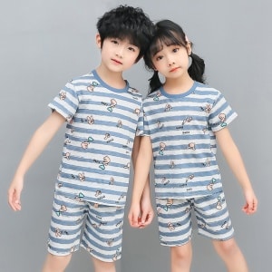 Vit pyjamas med blå ränder för barn med två barn, en flicka och en pojke som bär pyjamasen