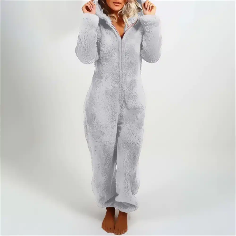 Grå fleece pyjamasdräkt som bärs av en blond kvinna