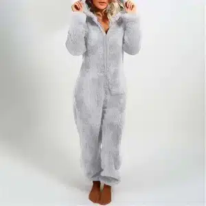 Grå fleece pyjamasdräkt som bärs av en blond kvinna