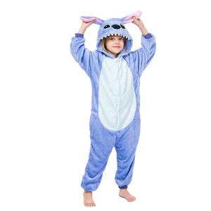 Stitch pyjamas som bärs av ett barn som håller öronen på huven