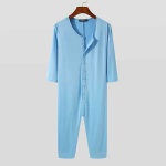Blå pyjamasdräkt för män som hänger på en galge