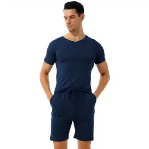 Blå pyjashort som bärs av en mörkhårig man med händerna i fickorna