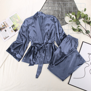 Sommarpyjamas för kvinnor i blått med en ram, blommor och foton runt omkring