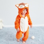 Baby i en pyjamadräkt med orange räv