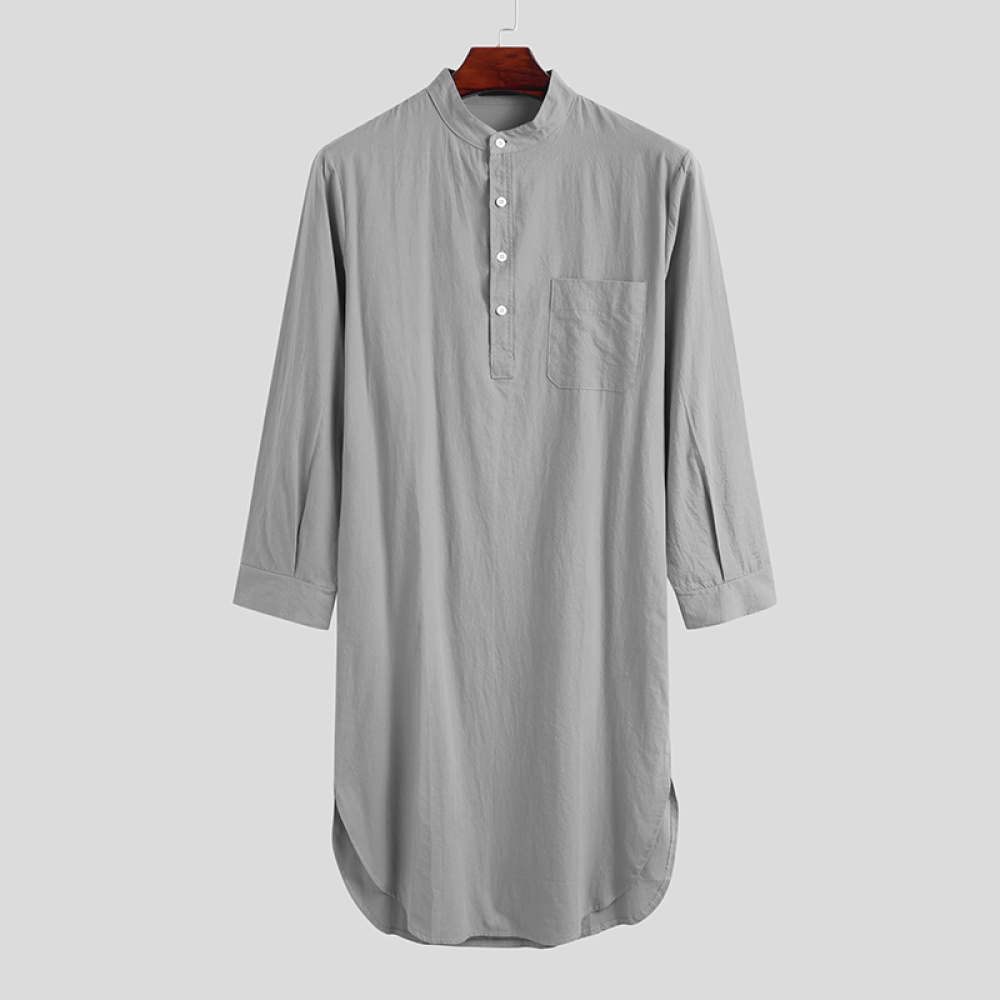 en sommarpyjamas med långa ärmar för män, grå, som hänger på en galge och presenteras på en grå bakgrund