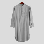 en sommarpyjamas med långa ärmar för män, grå, som hänger på en galge och presenteras på en grå bakgrund